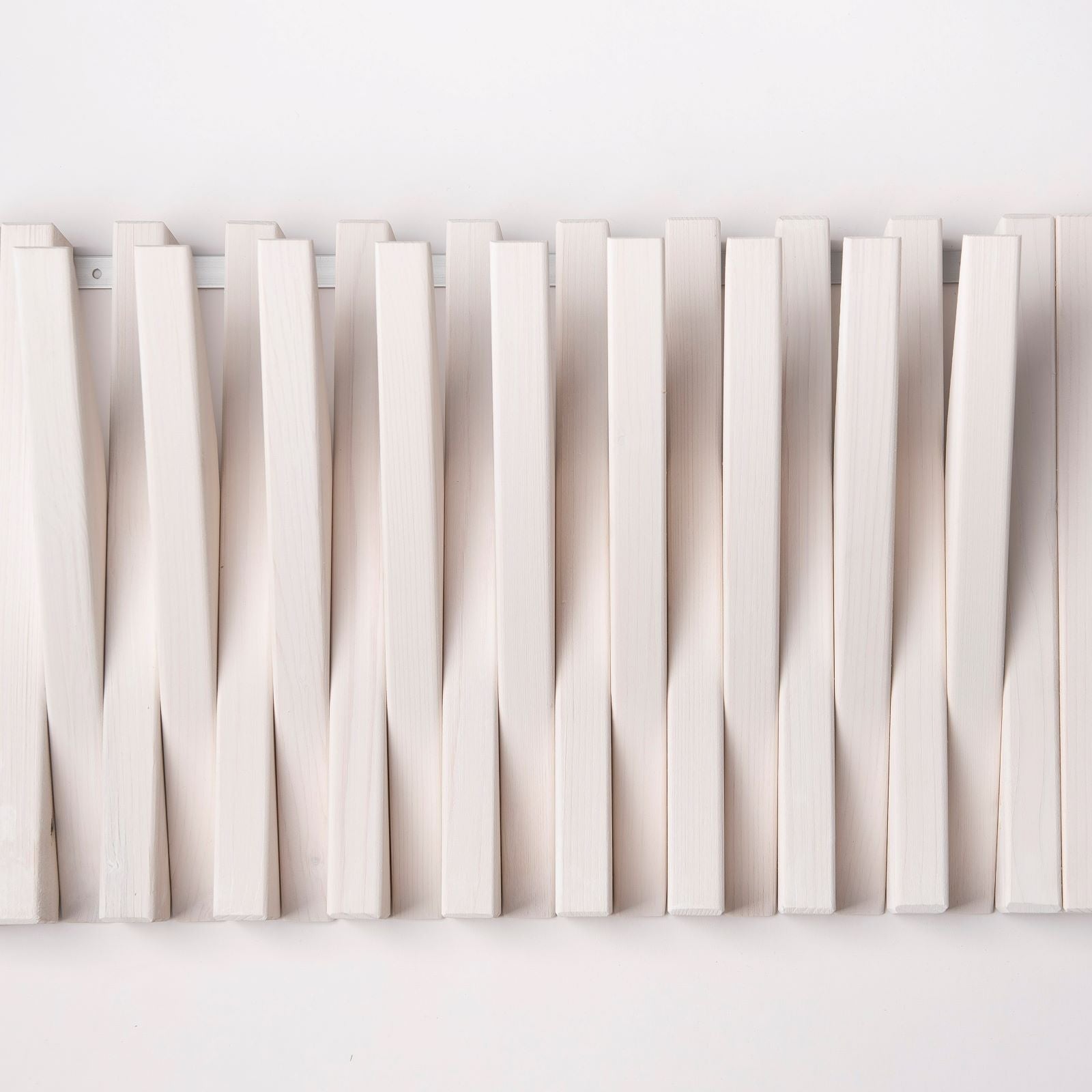 Hanger Lemnart-R – Handcrafted White Wooden Wall Rack